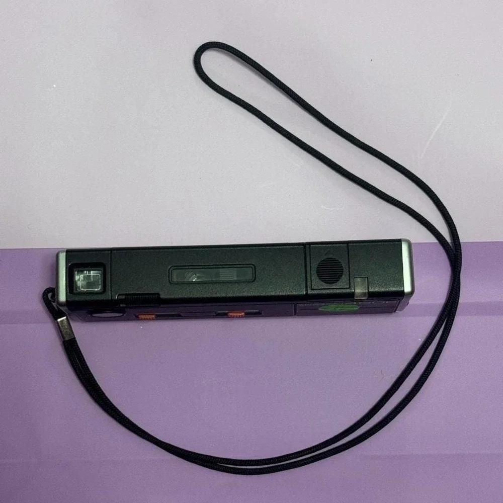 Minolta Autopak 450E 110 Film Camera Black Built-In Flash Vintage Untested